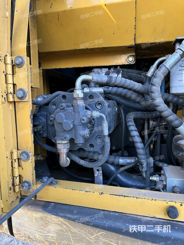 液压泵舱室正面整体（整机外观）