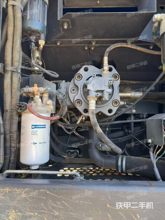 液压泵舱室正面整体（整机外观）