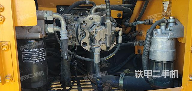 液压泵舱室正面整体（整机外观）