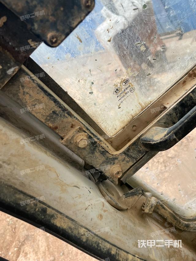 行走控制手柄和踏板?俯拍（駕駛室部分）