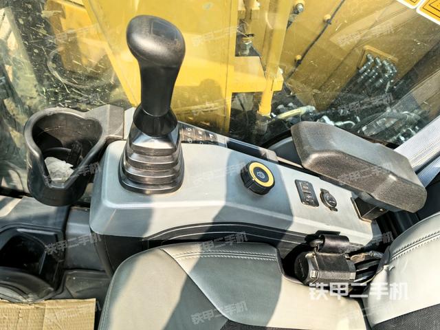 座椅右侧控制台/钥匙门/油门/含右手柄（驾驶室部分）