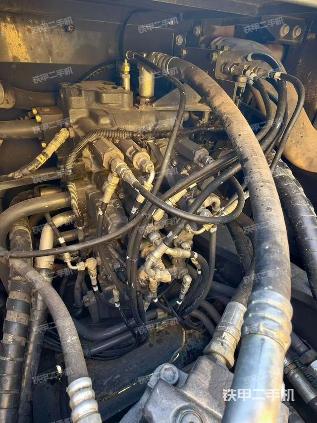 回转马达和主控阀（整机外观）