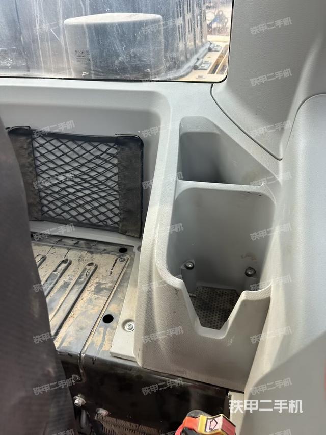 行走控制手柄和踏板?俯拍（駕駛室部分）