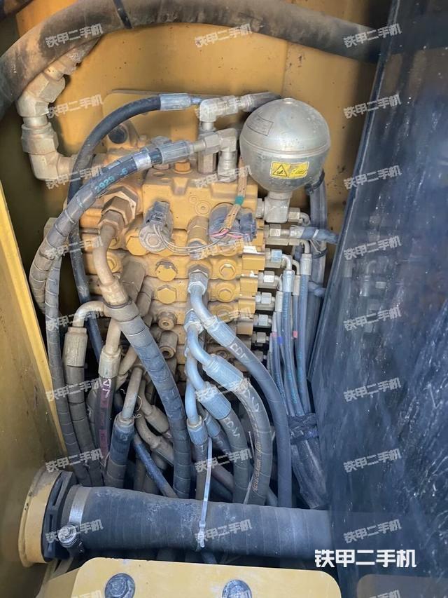 回轉(zhuǎn)馬達(dá)和主控閥（整機(jī)外觀）