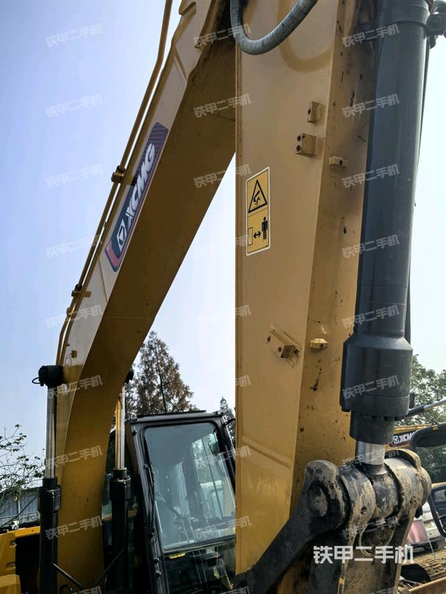 大臂油缸整体 竖拍（工作和回转装置）