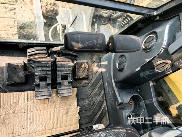 行走控制手柄和踏板?俯拍（駕駛室部分）