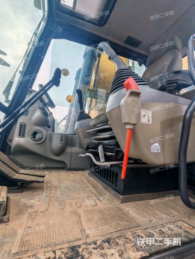 驾驶室顶部（整机外观）