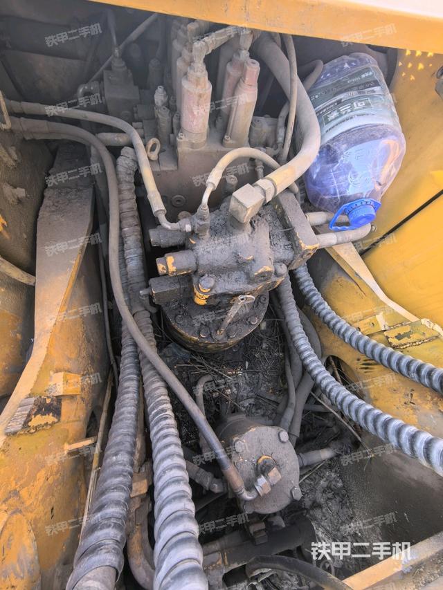 回转马达和主控阀（整机外观）