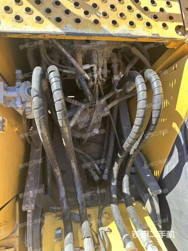 回轉(zhuǎn)馬達(dá)和主控閥（整機外觀）