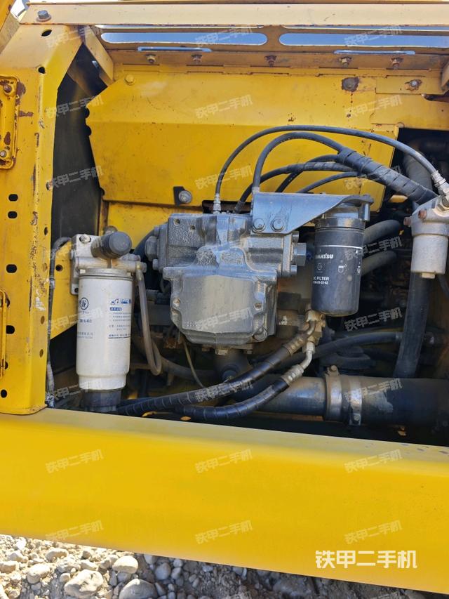 液壓泵艙室正面整體（整機外觀）