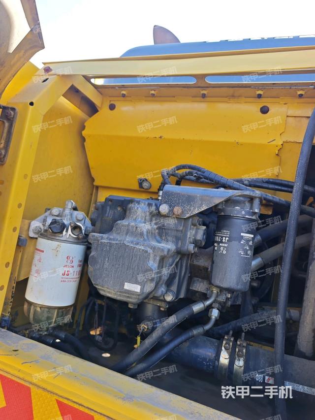 液压泵舱室正面整体（整机外观）