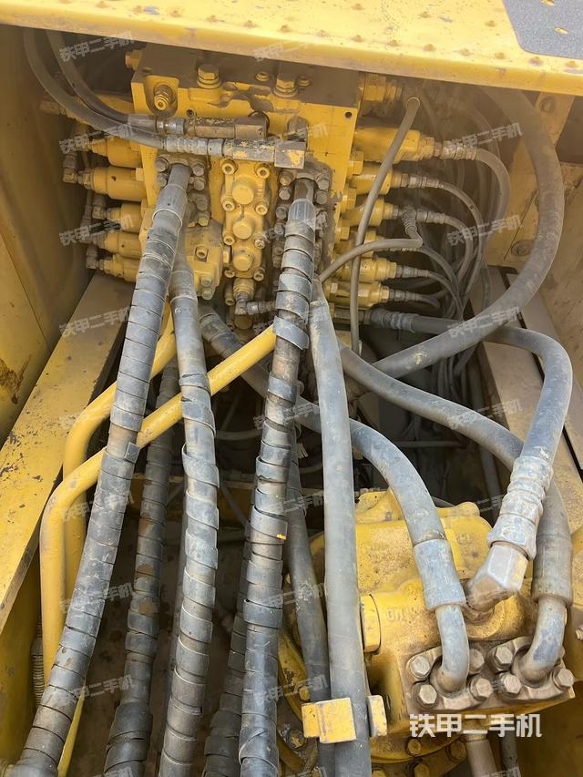 回转马达和主控阀（整机外观）