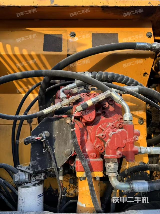 液壓泵艙室正面整體（整機(jī)外觀(guān)）