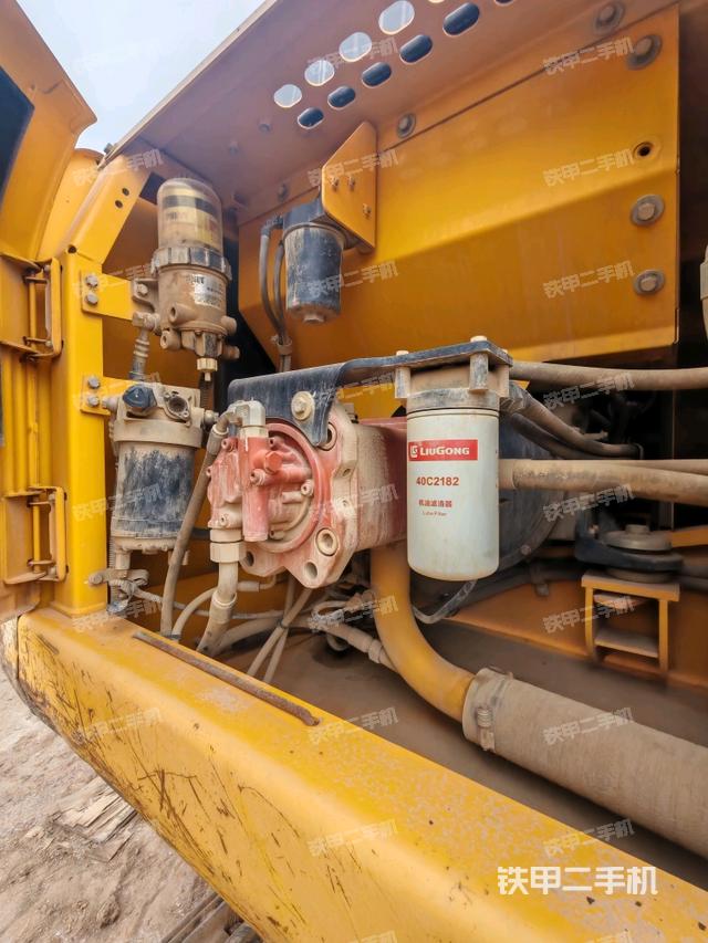 液压泵舱室正面整体（整机外观）