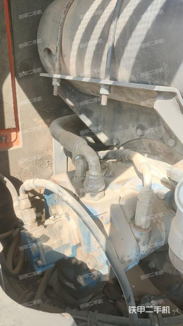 液压泵舱室正面整体（整机外观）