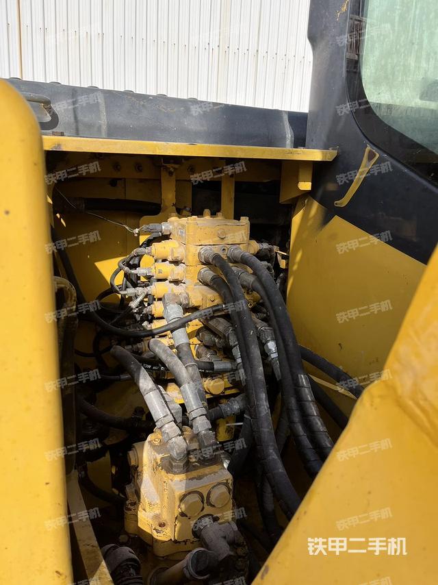 回轉(zhuǎn)馬達(dá)和主控閥（整機(jī)外觀）