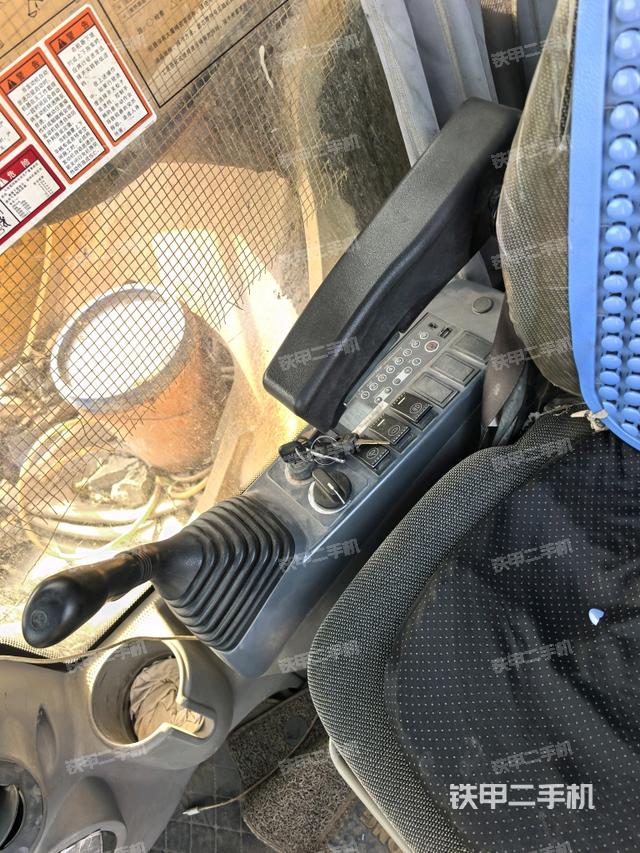 座椅右側(cè)控制臺(tái)/鑰匙門/油門/含右手柄（駕駛室部分）