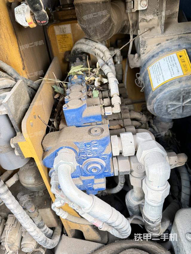 回转马达和主控阀（整机外观）