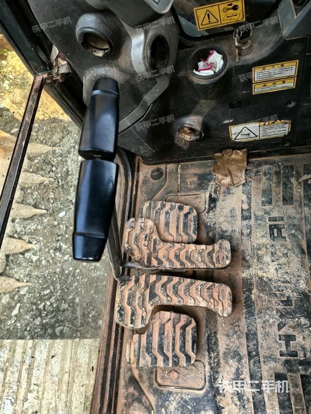 行走控制手柄和踏板?俯拍（駕駛室部分）