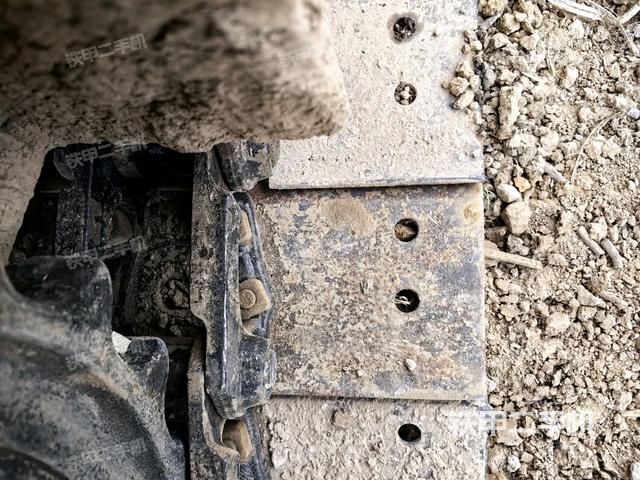 左驅(qū)動輪（行走機(jī)構(gòu)）