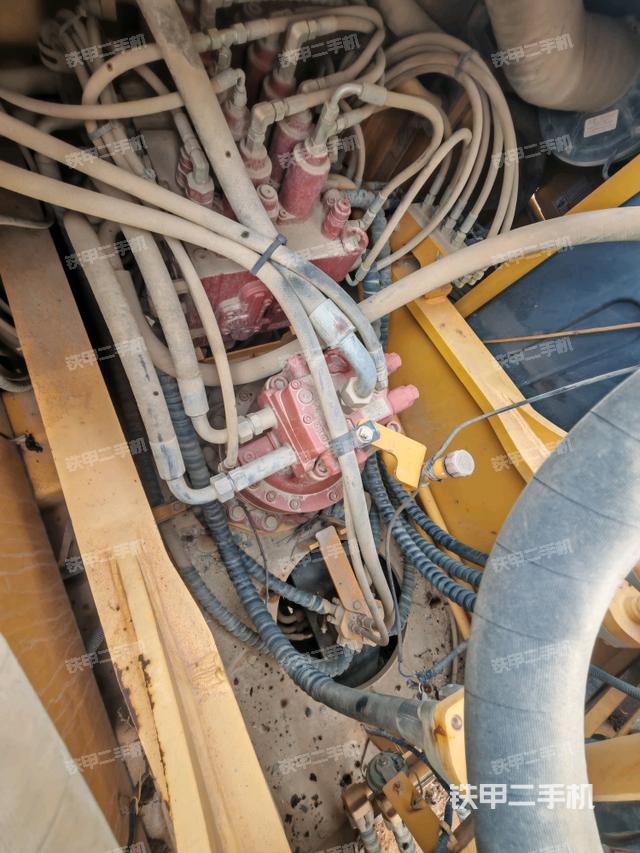 回转马达和主控阀（整机外观）