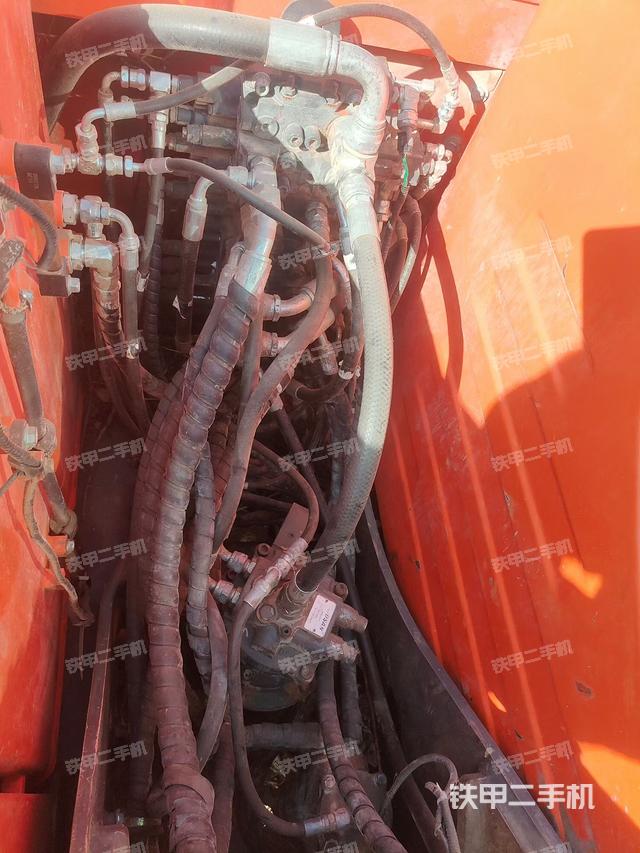 回转马达和主控阀（整机外观）