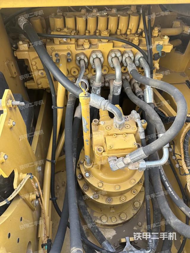 回轉(zhuǎn)馬達(dá)和主控閥（整機(jī)外觀）