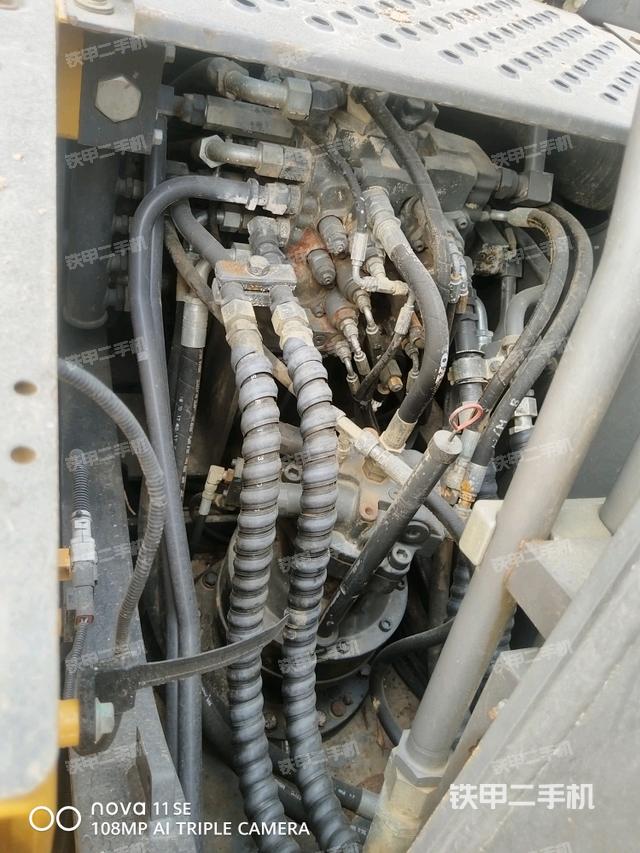 回转马达和主控阀（整机外观）