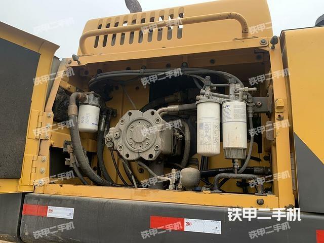 液壓泵艙室正面整體（整機(jī)外觀）