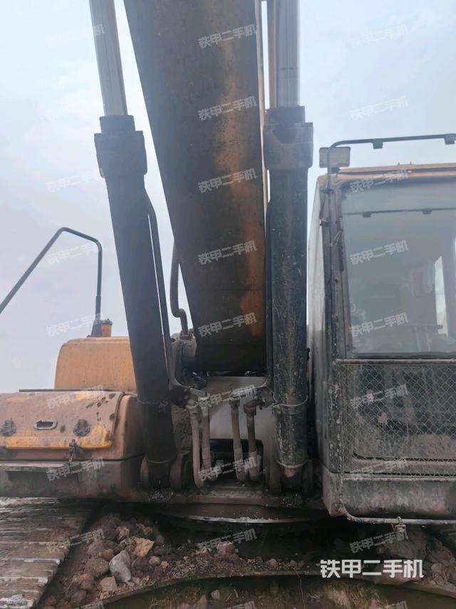 大臂油缸整体 竖拍（工作和回转装置）