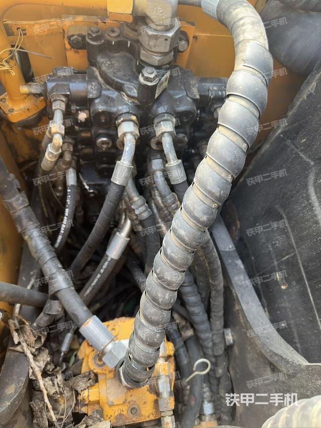 回转马达和主控阀（整机外观）