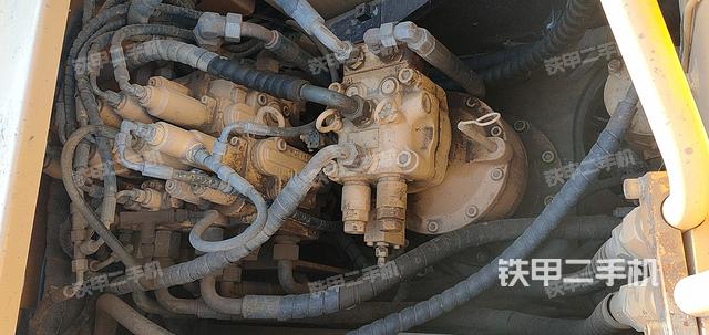 回转马达和主控阀（整机外观）