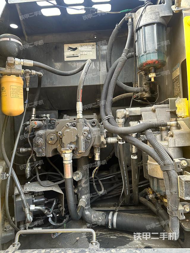 液压泵舱室正面整体（整机外观）