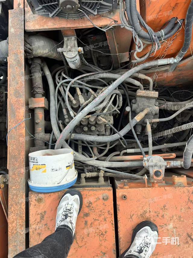 液压泵舱室正面整体（整机外观）