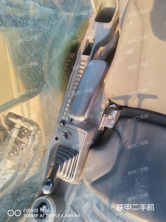 行走控制手柄和踏板?俯拍（駕駛室部分）