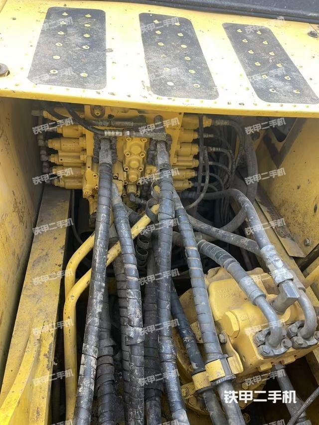 回轉馬達和主控閥（整機外觀）