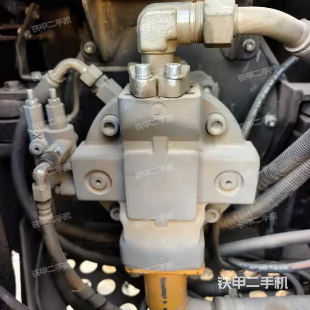 液壓泵艙室正面整體（整機外觀）