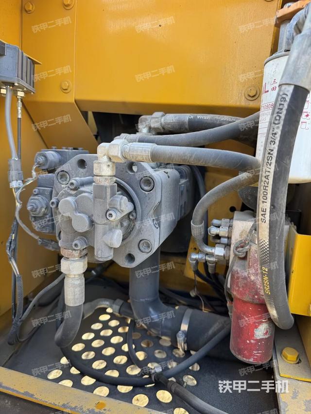 液压泵舱室正面整体（整机外观）