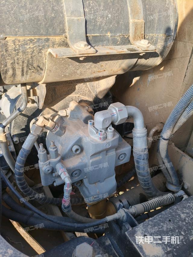 液压泵舱室正面整体（整机外观）