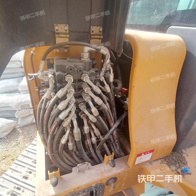 回转马达和主控阀（整机外观）