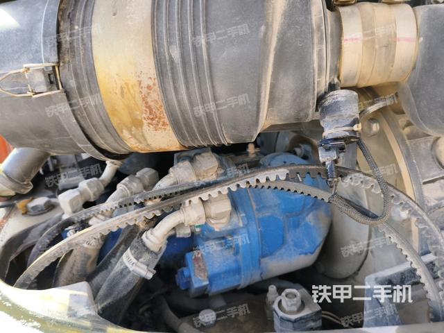 液压泵舱室正面整体（整机外观）