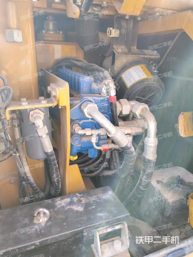 回转马达和主控阀（整机外观）