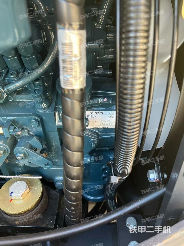 液压泵舱室正面整体（整机外观）