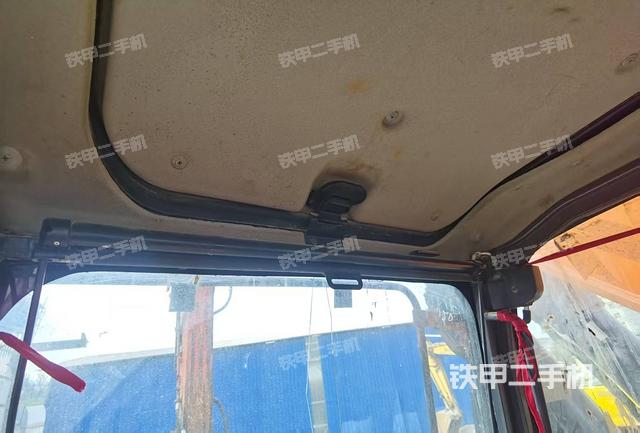 行走控制手柄和踏板 俯拍（驾驶室部分）