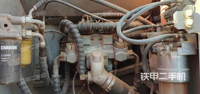 液压泵舱室正面整体（整机外观）