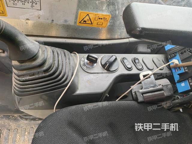 座椅左侧控制台/音响/含左手柄（驾驶室部分）