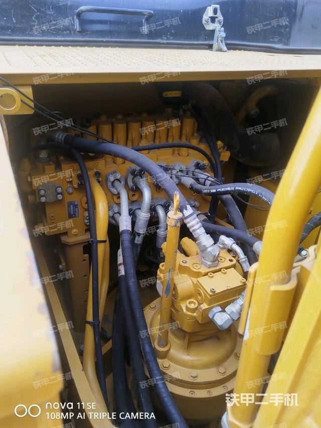 回轉(zhuǎn)馬達(dá)和主控閥（整機(jī)外觀）