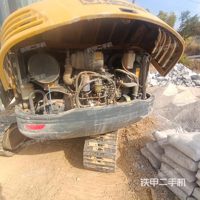 液压泵舱室正面整体（整机外观）