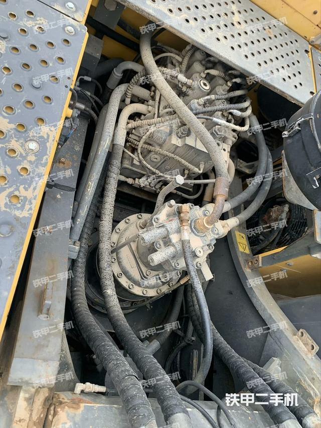 回轉(zhuǎn)馬達(dá)和主控閥（整機(jī)外觀）