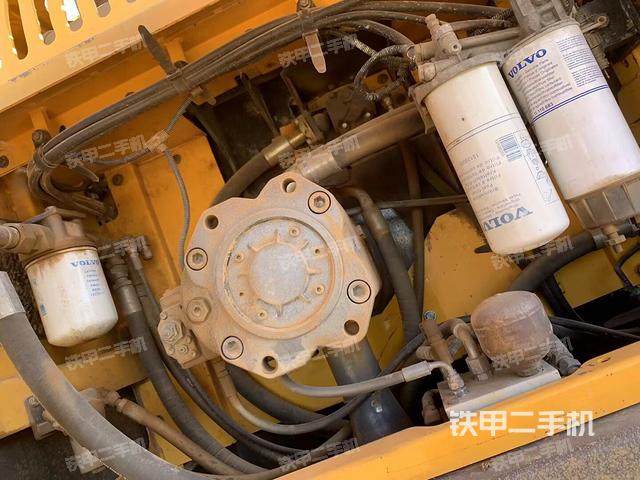 液壓泵艙室正面整體（整機外觀）